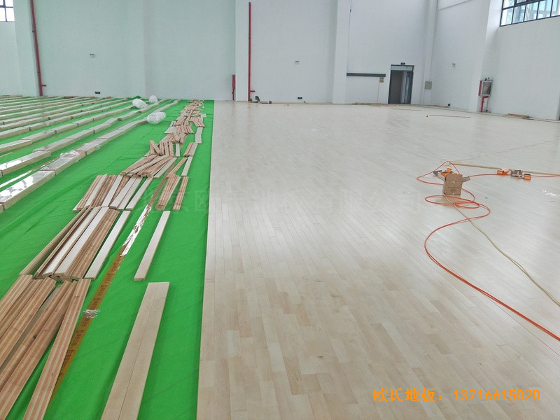 江苏第二中学篮球馆体育地板铺设案例2