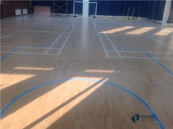 学校篮球场地木地板的性能