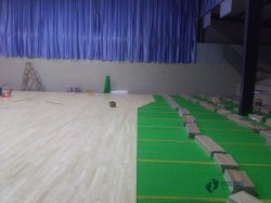 篮球馆的木地板怎么安装的